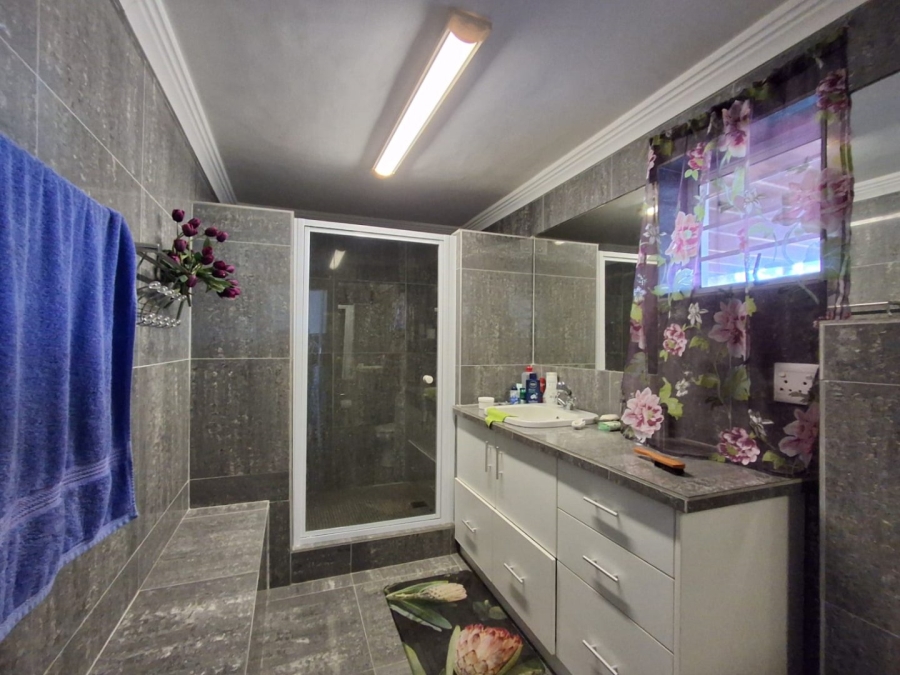 4 Bedroom Property for Sale in Stilbaai Wes Western Cape